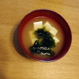 豆腐とわかめの味噌汁